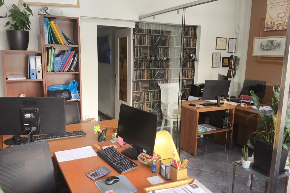 Γραφείο με υπολογιστές και φυτά.