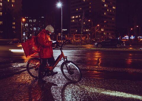 Έναρξη ατομικής επιχείρησης Διανομέας delivery με μοτοσυκλέτα στη βροχή και το κρύο
